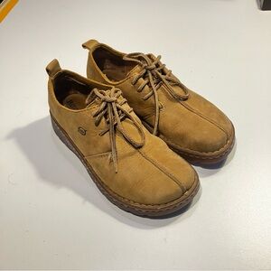 Born leather laced shoes/ super comfortable!/ women’s size 8/ EU 39